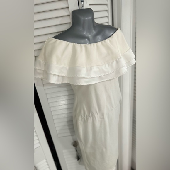 The Clothing Company beautiful white formal fitted dress size medium - Picture 9 of 10